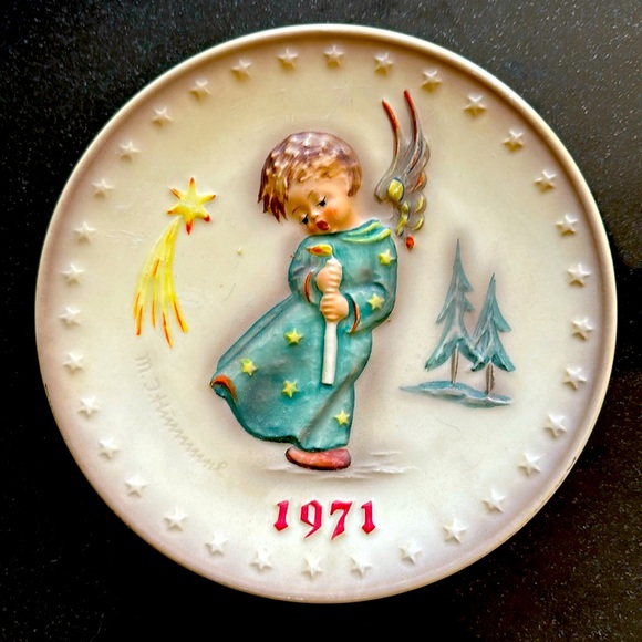 9 Pc. Hummel Collection Plate Bundle - Picture 7 of 16